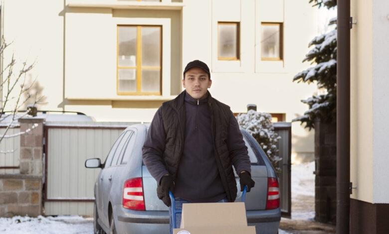 courier-doing-jobs-logistics - مرينا لتجارة اثاث مستعمل