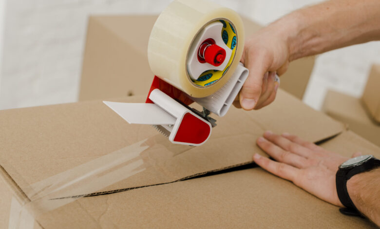 crop-hands-sealing-box - مرينا لتجارة اثاث مستعمل