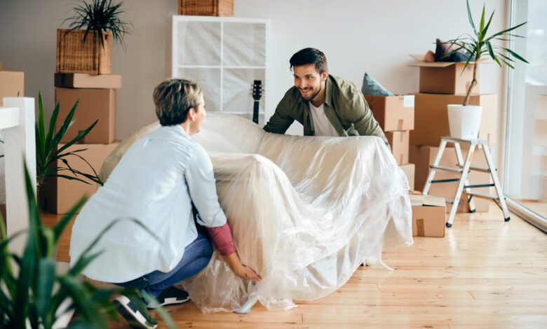 Happy couple moving into their new apartment - مرينا لتجارة اثاث مستعمل