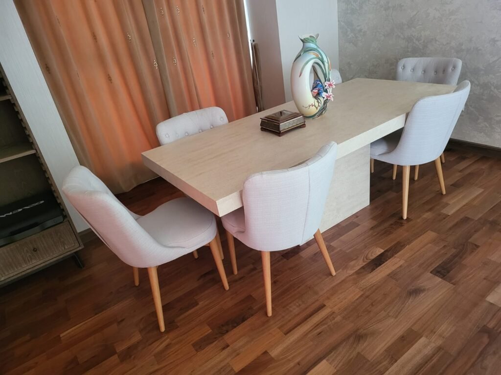 movers-couple-watching-e1561797733631 - علاوي لتجارة اثاث مستعمل